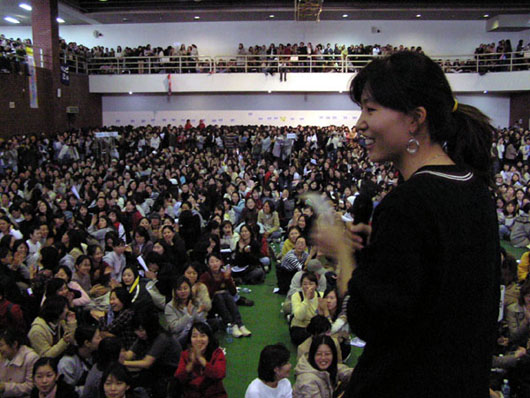 동덕여대 학생비대위는 4일 낮 교내 동인관 체육관에서 4000명이 훨씬 넘는 학생이 참여한 가운데 전체학생총회를 열어 전면 수업거부를 결의했다 